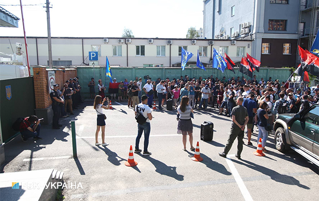 У Києві представники правих організацій пікетують патрульну поліцію